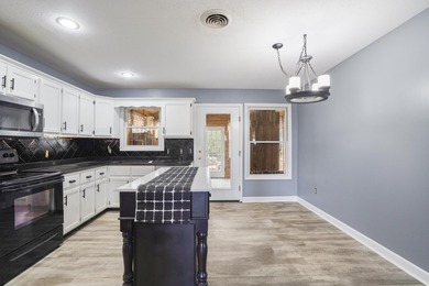 Beautifully updated 3-bedroom, 2-bath home with a spacious bonus - photo 7