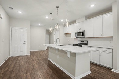 Welcome to this meticulously maintained 3-bedroom, 2-bathroom - photo 8
