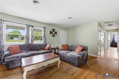 Welcome to this charming 3-bedroom, 1.5-bath home in the heart - photo 4
