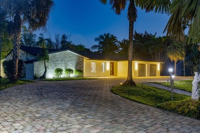 Tropical oasis in the heart of it all! This one-of-a-kind - photo 5