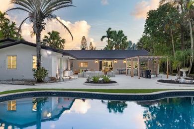 Tropical oasis in the heart of it all! This one-of-a-kind - photo 6