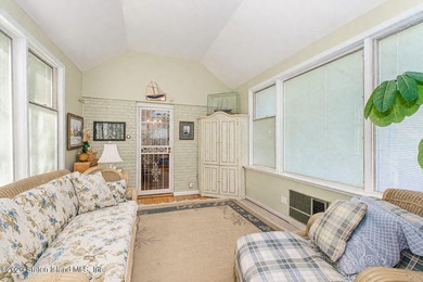 Welcome Home! This is a lovely colonial style 2 level house - photo 12