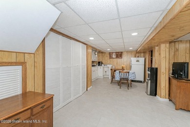Welcome Home! This is a lovely colonial style 2 level house - photo 13