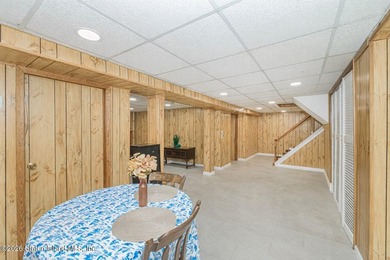 Welcome Home! This is a lovely colonial style 2 level house - photo 15