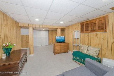 Welcome Home! This is a lovely colonial style 2 level house - photo 17
