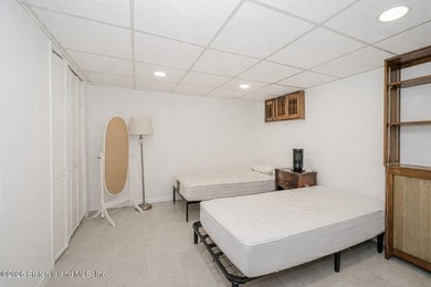 Welcome Home! This is a lovely colonial style 2 level house - photo 18