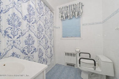 Welcome Home! This is a lovely colonial style 2 level house - photo 21