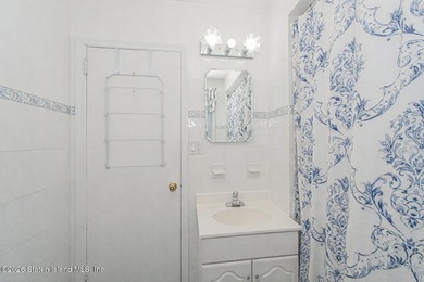 Welcome Home! This is a lovely colonial style 2 level house - photo 22