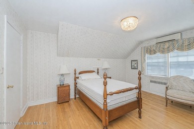 Welcome Home! This is a lovely colonial style 2 level house - photo 23