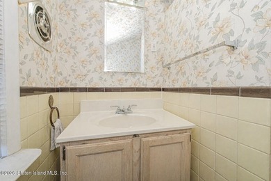 Welcome Home! This is a lovely colonial style 2 level house - photo 25
