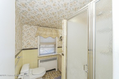 Welcome Home! This is a lovely colonial style 2 level house - photo 26