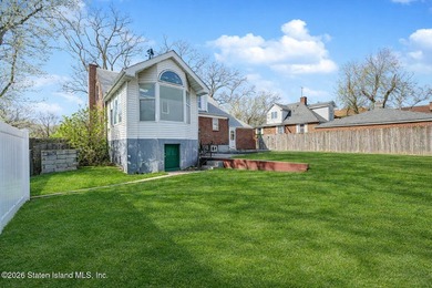 Welcome Home! This is a lovely colonial style 2 level house - photo 29