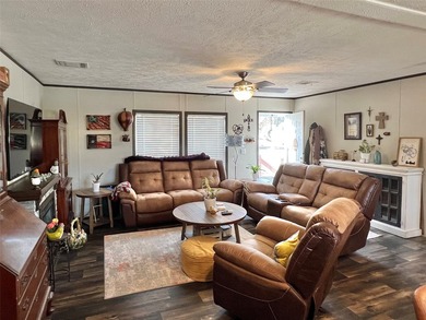 Welcome to a charming East Texas retreat offering easy living in - photo 4