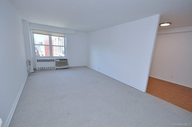 Welcome to this bright and inviting studio CO-OP in the - photo 4