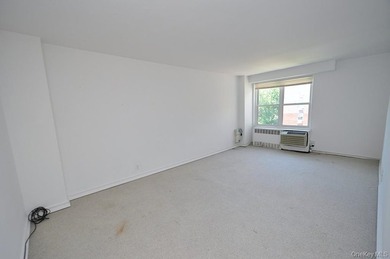 Welcome to this bright and inviting studio CO-OP in the - photo 5