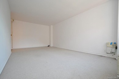 Welcome to this bright and inviting studio CO-OP in the - photo 7