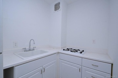 Welcome to this bright and inviting studio CO-OP in the - photo 9