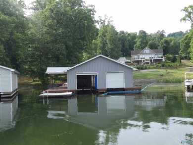 Waterfront home, Signal Point community, Guntersville city - photo 1