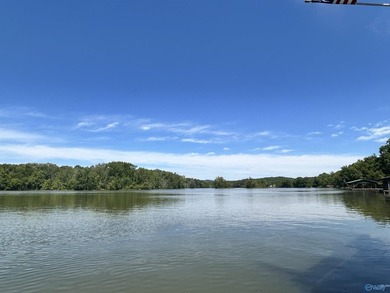 Enjoy lakeside living in this charming 3-bed / 1.5-bath mfg home - photo 3