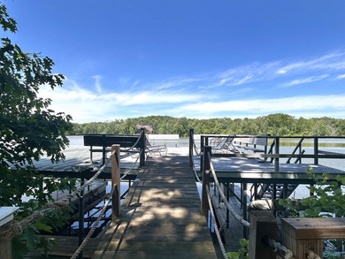 Enjoy lakeside living in this charming 3-bed / 1.5-bath mfg home - photo 10