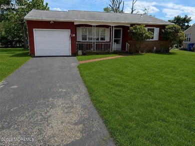 Welcome to 19 Sherwood Court in the sought after 55+ community - photo 1