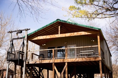Discover the ultimate Ozark escape! This stunning 3-bedroom - photo 1
