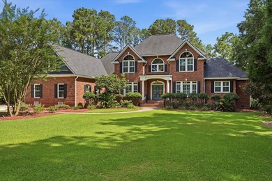 Welcome to this elegant Southern estate situated on a pristine - photo 1
