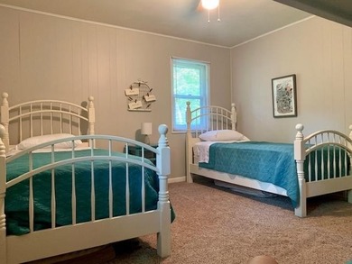 Charming, lovingly cared-for cottage on highly desirable Lake - photo 10