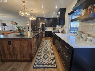 Creekside Luxury in the Heart of Dufur. Experience the pinnacle - photo 4