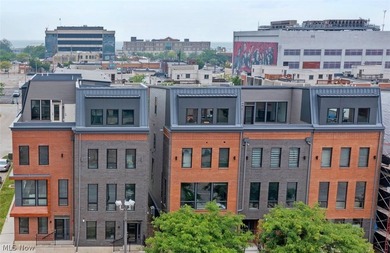 Downtown living at its best. Plenty of living space - photo 1