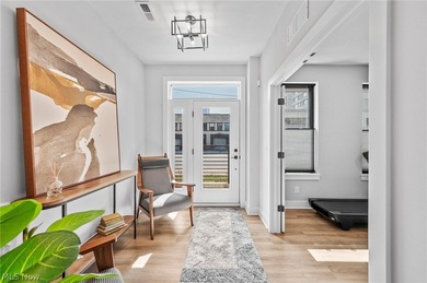 Downtown living at its best. Plenty of living space - photo 3
