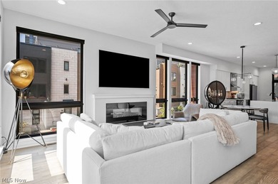 Downtown living at its best. Plenty of living space - photo 6