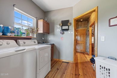 Welcome to this truly one-of-a-kind mountain retreat offering - photo 32