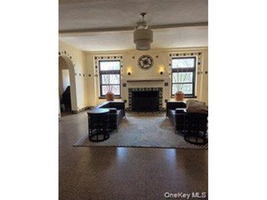 Welcome to this bright studio co-op, perfectly situated on the - photo 2