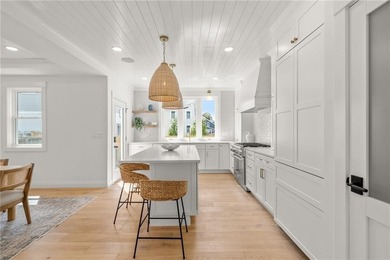 Beautifully transformed from top to bottom, this exceptional - photo 4