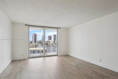 Spacious and remodeled . walking distance to Hallandale beach