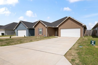 Practically new 3-2 home featuring quartz countertops, custom - photo 1