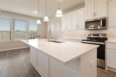Practically new 3-2 home featuring quartz countertops, custom - photo 2