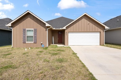 Practically new 3-2 home featuring quartz countertops, custom - photo 3