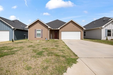 Practically new 3-2 home featuring quartz countertops, custom - photo 4