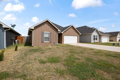 Practically new 3-2 home featuring quartz countertops, custom - photo 5