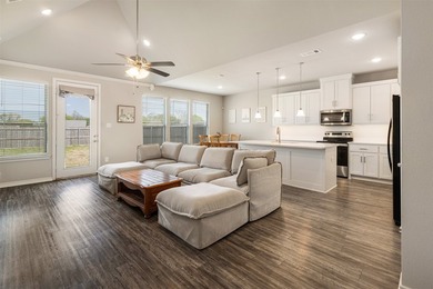 Practically new 3-2 home featuring quartz countertops, custom - photo 6