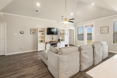Practically new 3-2 home featuring quartz countertops, custom - photo 7