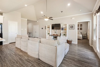 Practically new 3-2 home featuring quartz countertops, custom - photo 8