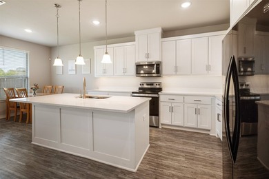 Practically new 3-2 home featuring quartz countertops, custom - photo 10