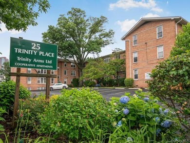 Welcome home to this charming 1-bedroom top-floor walk-up - photo 1