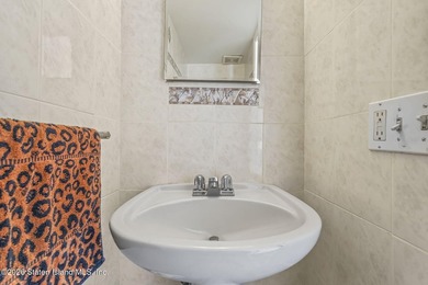 Move right into this spacious and sunny 2-bedroom, 3-level - photo 19