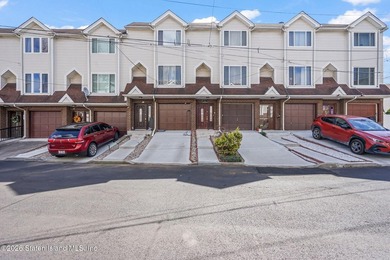 Move right into this spacious and sunny 2-bedroom, 3-level - photo 26