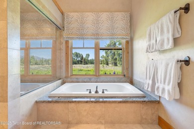 Spacious Larry Berlin designed home on a private cul-de-sac - photo 27