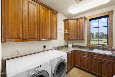 Spacious Larry Berlin designed home on a private cul-de-sac - photo 37